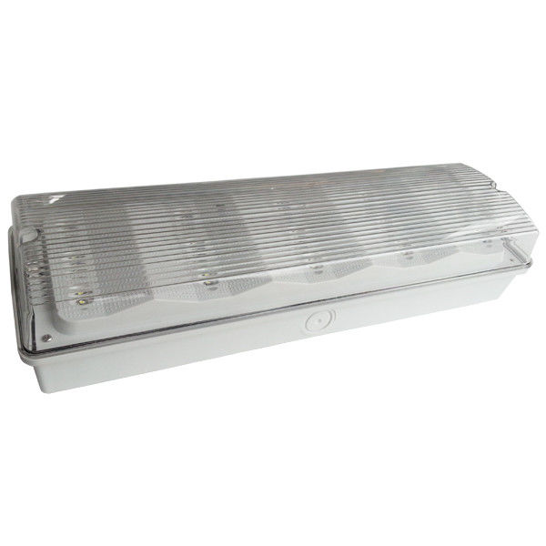Luz de emergencia LED sin mantenimiento con carcasa ABS ignífugo, resistente al agua IP65 y duración de 3 horas